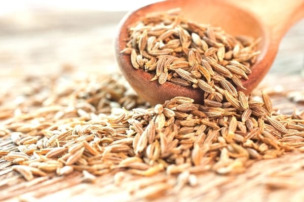 cuillère en bois avec cumin pour maigrir