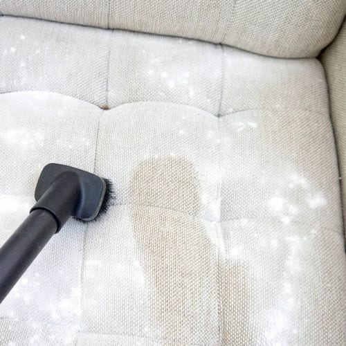 Nettoyage des taches sur un canapé avec un aspirateur 