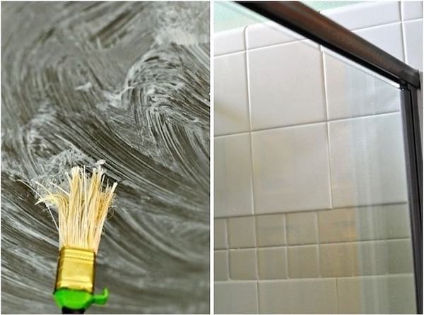 Petite brosse rigide pour nettoyer les résidus de savon sur une porte de douche en verre