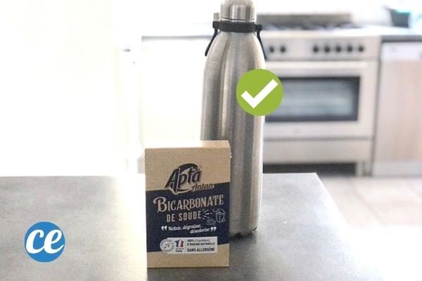 du bicarbonate pour enlever les taches de café dans une bouteille isotherme