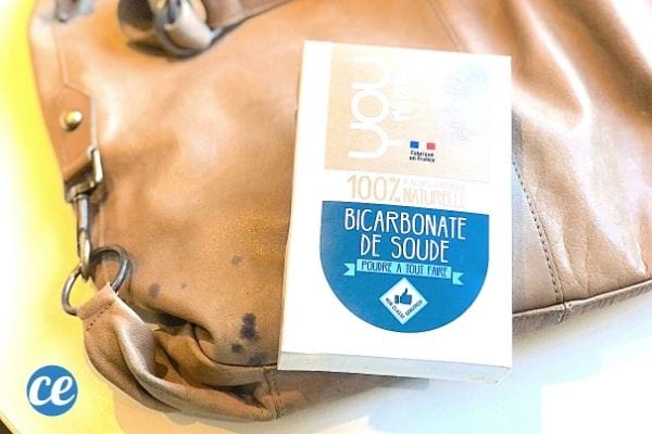 Du bicarbonate pour nettoyer des taches sur un sac en cuir beige