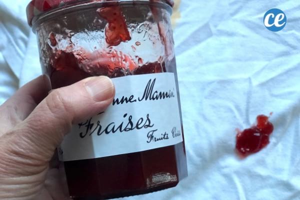 une tache de confiture de fraises sur un t-shirt blanc