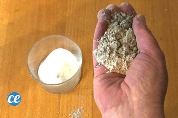 Du bicarbonate de soude et de la cendre pour nettoyer les taches sur le cuivre