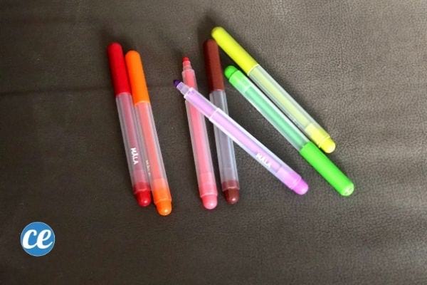 des crayon feutres posés sur un canapé marron