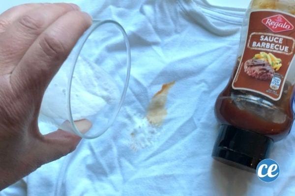 une tache de sauce barbecue sur un t-shirt nettoyée avec du bicarbonate