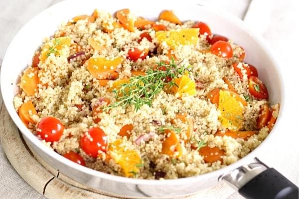Eine weiße Pfanne mit Taboulé und Tomaten
