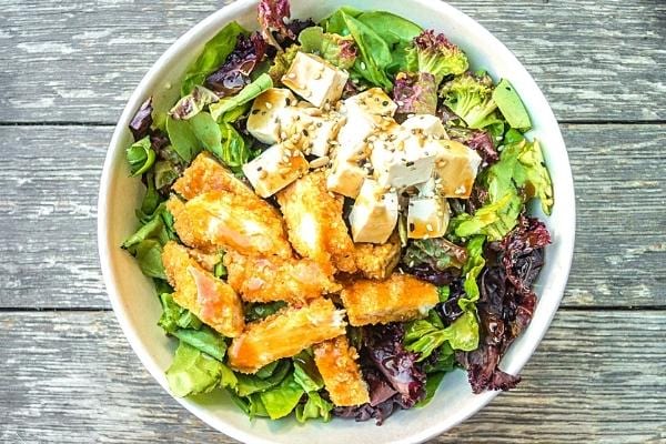 Ein Teller Salat mit Tofu und Tempeh
