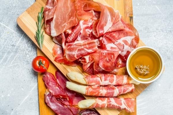 Un plateau de charcuterie qui provoque des ballonnements