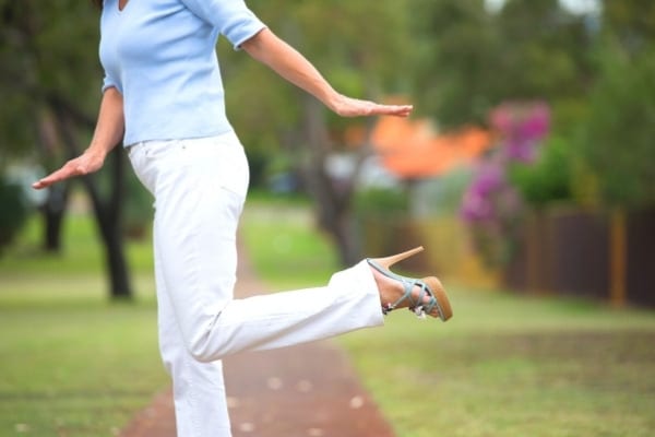 femme avec des talons hauts qui perd l'équilibre