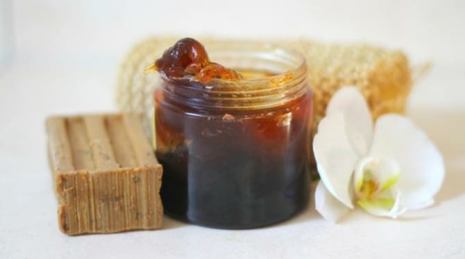 Un pot de savon noir dilué pour chasser les mouches du terreau