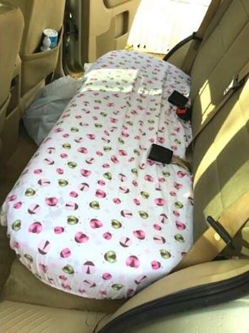 Réutilisez un vieux drap-housse pour protéger les sièges de votre voiture.