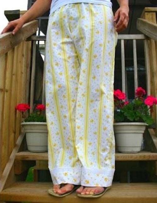 Un pyjama DIY fait avec des vieux draps de lit.