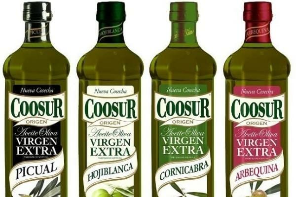 Quatre bouteilles d'huile d'olive