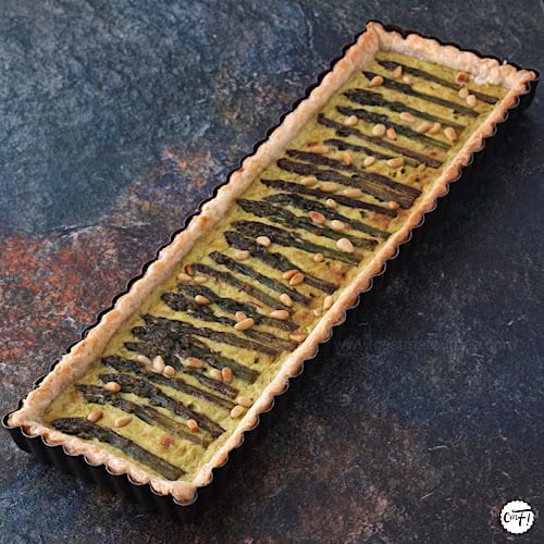 une tarte aux asperges rectangulaire