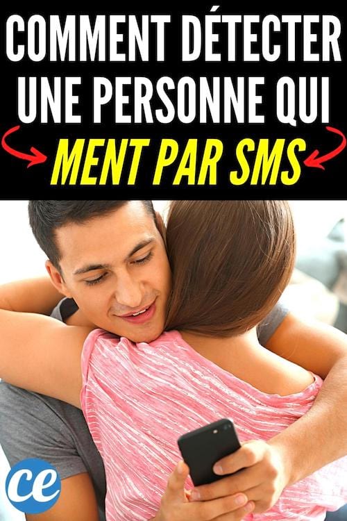 Une homme qui écrit un message dans le dos de sa copine car il lui ment