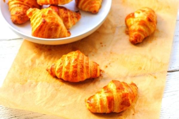 croissant sur une feuille de papier cuisson