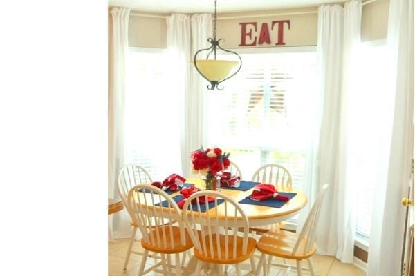 Recyclez vos vieux draps en long rideaux pour votre salon.