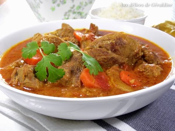 un sauté d'agneau au curry dans une assiette creuse blanche