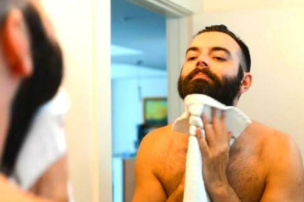 Avant de mettre de l'huile de ricin, séchez votre visage en le tapotant avec une serviette propre.