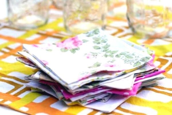 Recyclez le vieux linge de lit en serviette de table.