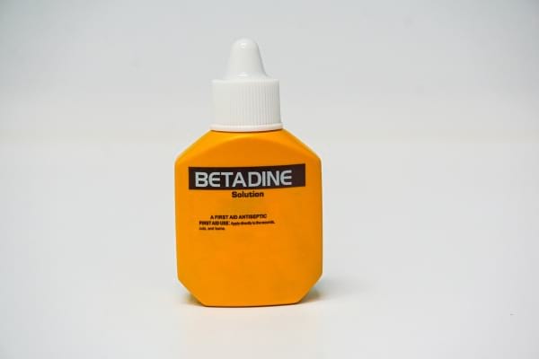 une bouteille de betadine sur fond blanc