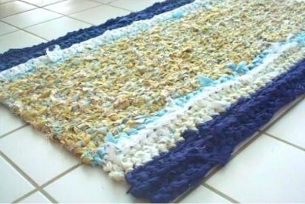 Un tapis de salle de bain fait avec du vieux linge de maison.