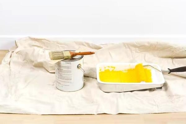 Réutilisez un vieux drap pour protéger le sol et les meubles des éclaboussures de peinture.