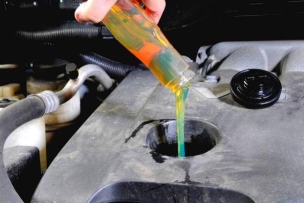 Un additif moteur liquide pour économiser du carburant