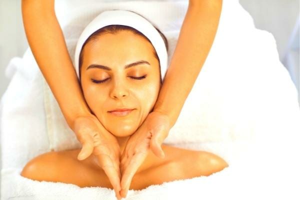 Un masque de soin fait avec de l'huile d'amande douce