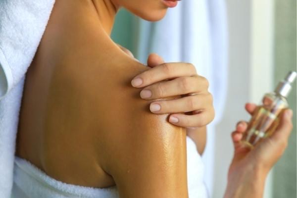 Une femme qui s'hydrate avec de l'huile d'amande douce