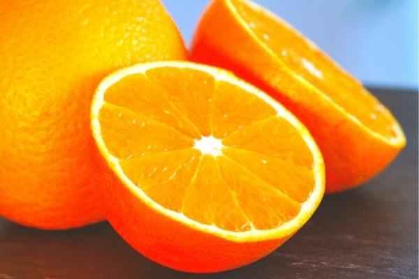 Une orange découpée riche en vitamine C