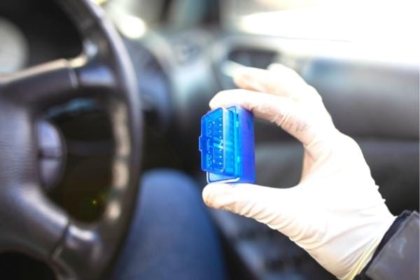 Un boitier à brancher sur l'OBD d'une voiture pour consommer moins de carburants