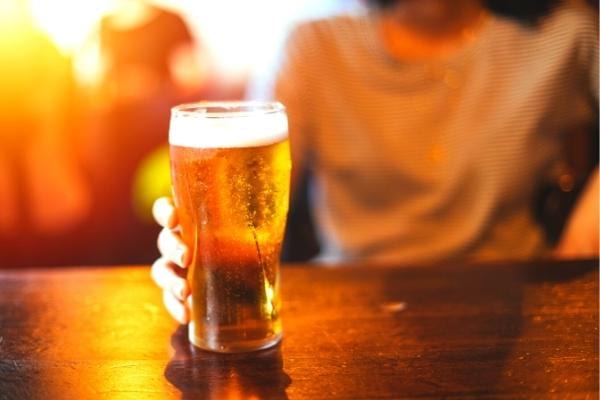Un verre de bière qui provoque des ballonnements