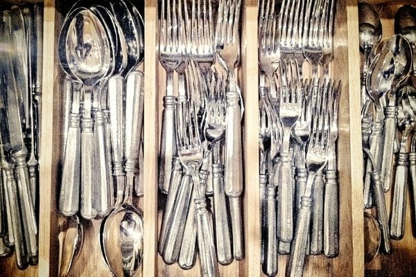 de l'argenterie dans un porte couvert