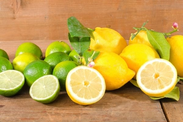 citrons verts et jaune sur une table