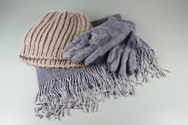 Un bonnet, une écharpe et des gants gris