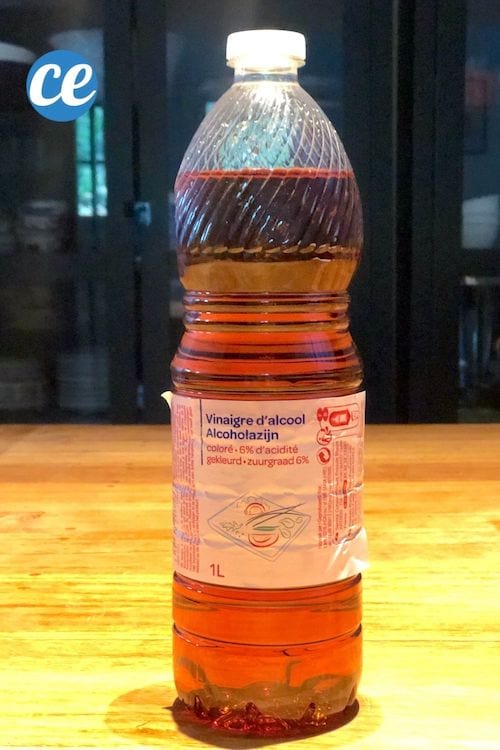 une bouteille de vinaigre d'alcool coloré