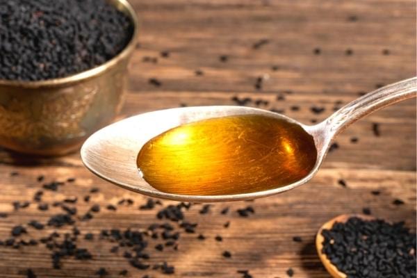 Une cuillère à soupe d'huile de nigelle