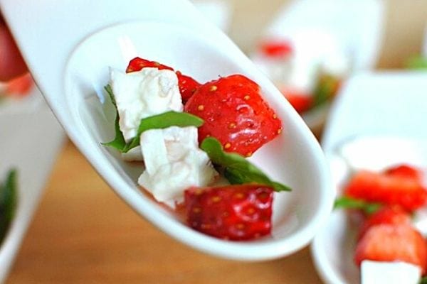 strawberry feta and arugula bites presented in spoons