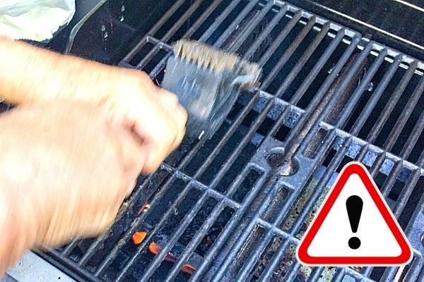 une brosse en métal qui nettoie le barbecue et qui est dangereux pour la santé