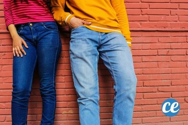 Deux personnes portant deux jeans différents