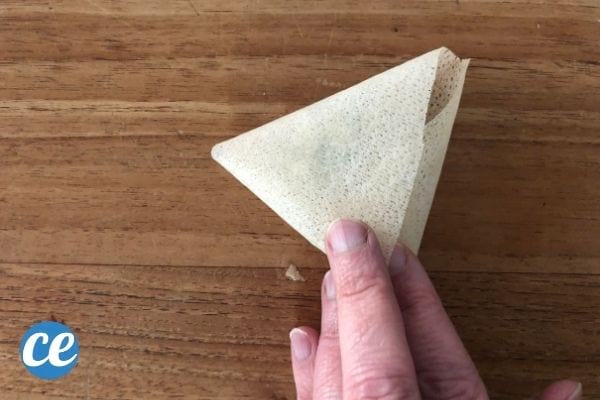 Plier une feuille de brick pour faire un samossa