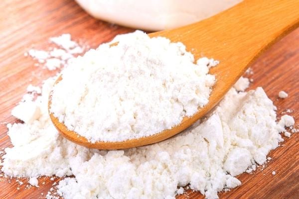 De la facule de mais dans une cuillère pour se débarrasser des fourmis