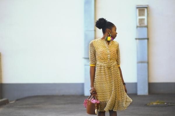 Une femme portant une robe jaune