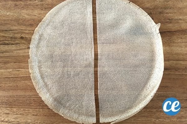 une feuille de brick coupée en 2