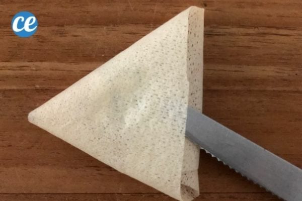 une feuille de brick pliée avec un couteau