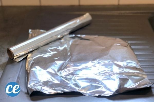 une feuille de papier alu posé sur un évier