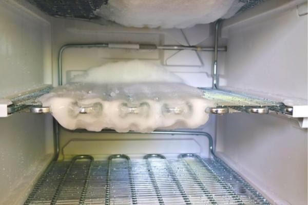 Un congélateur plein de givre qui fait du bruit