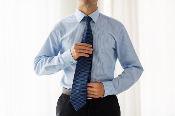 Un homme portant une chemise et une cravate bleue