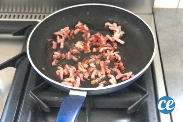 des lardons qui cuisent dans une poêle